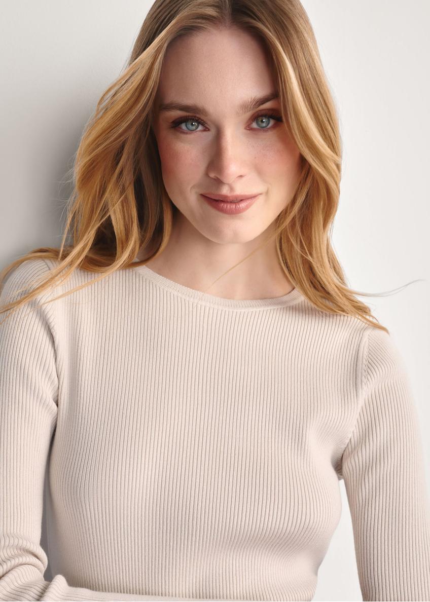 Light beige women's longsleeve LSLDT-0028-80(Z 25), close-up of the product detail on the model.