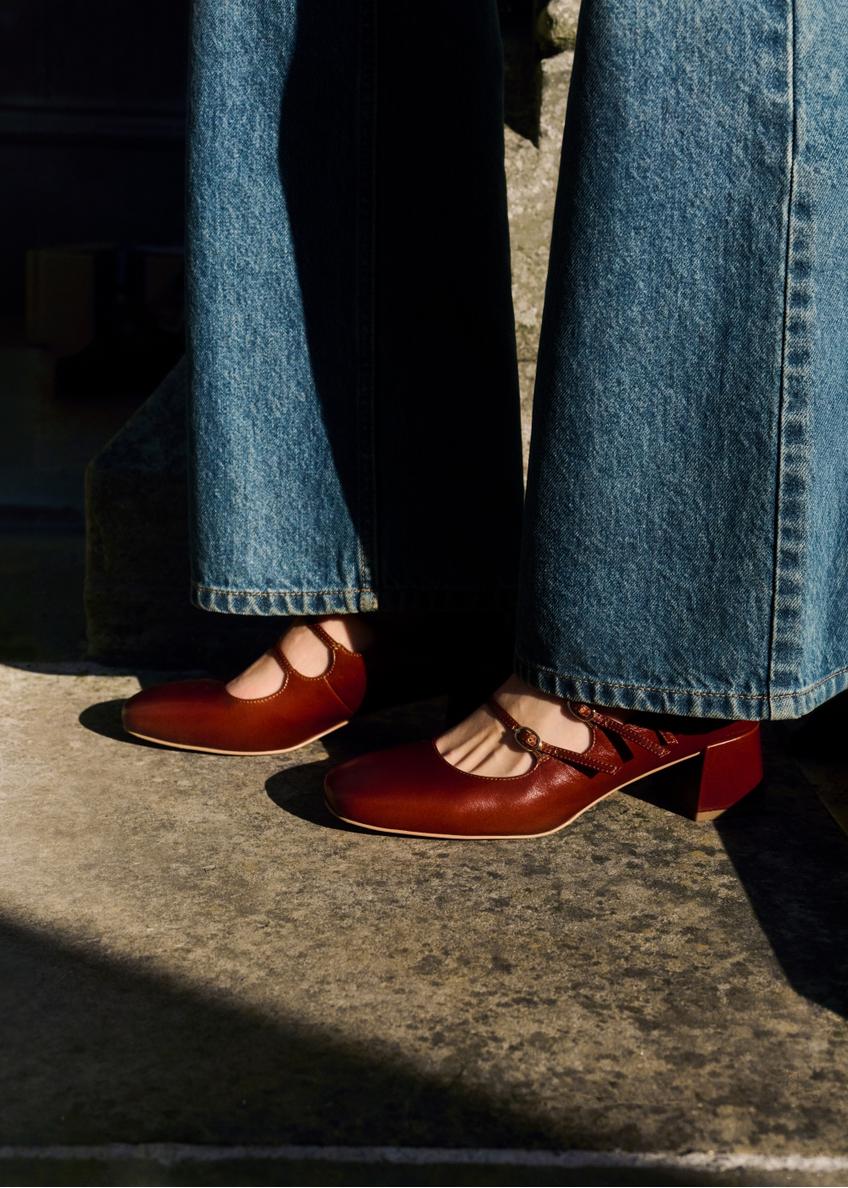 Women's leather pumps in cognac color BUTYD-1350-1F(Z26)