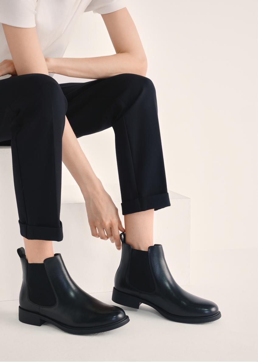 Women's black leather short Chelsea boots BUTYD-1116-99(Z25), product view on the model's feet against a light background.