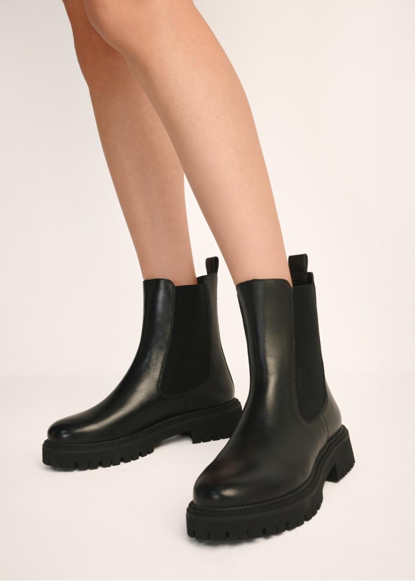 Black women's Chelsea boots BUTYD-1182-99(Z25), product view on the model's feet against a light background.