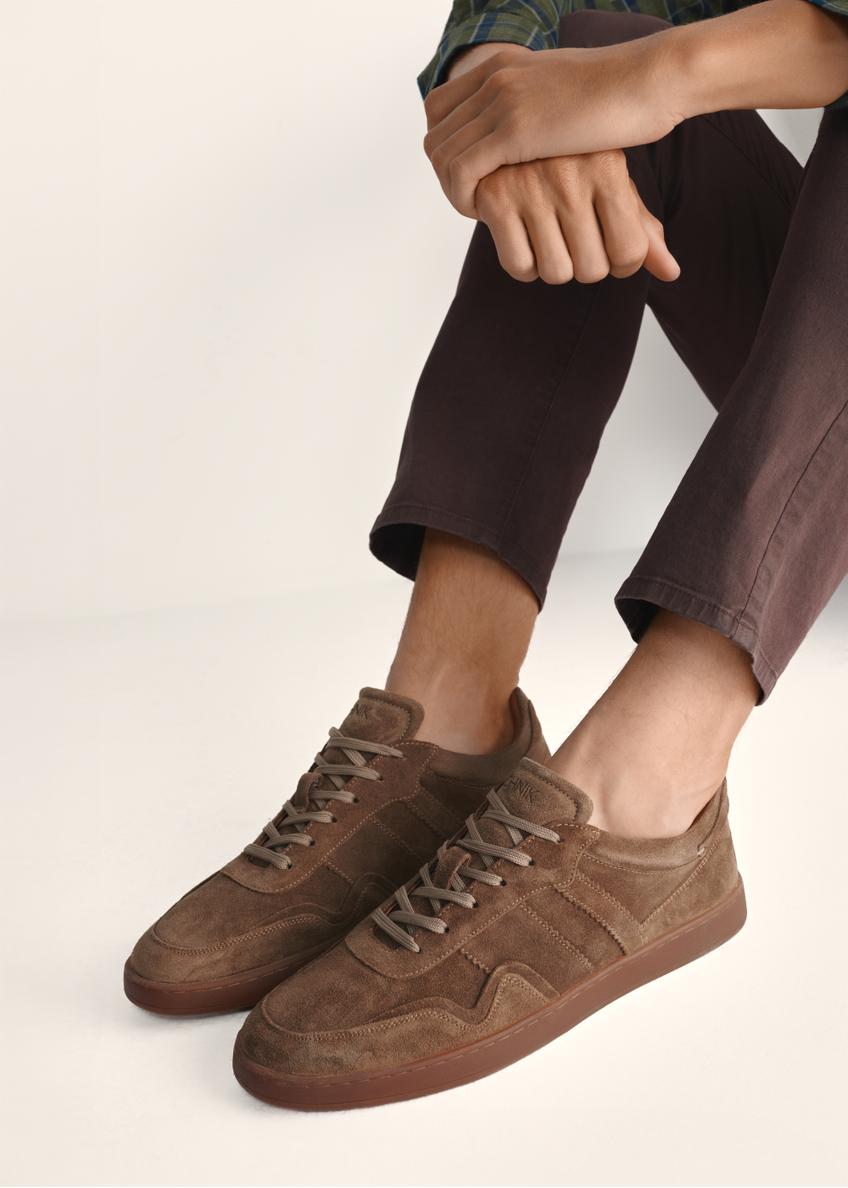 Dark beige suede men's shoes BUTYM-0523-82(Z25), product view on model's feet against light background.