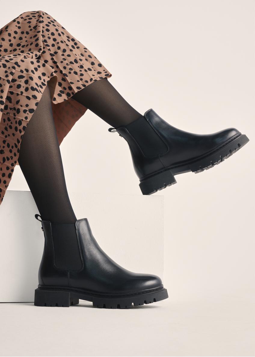 Women's black leather Chelsea boots BUTYD-1093-99(Z25), product view on the model's feet against a light background.
