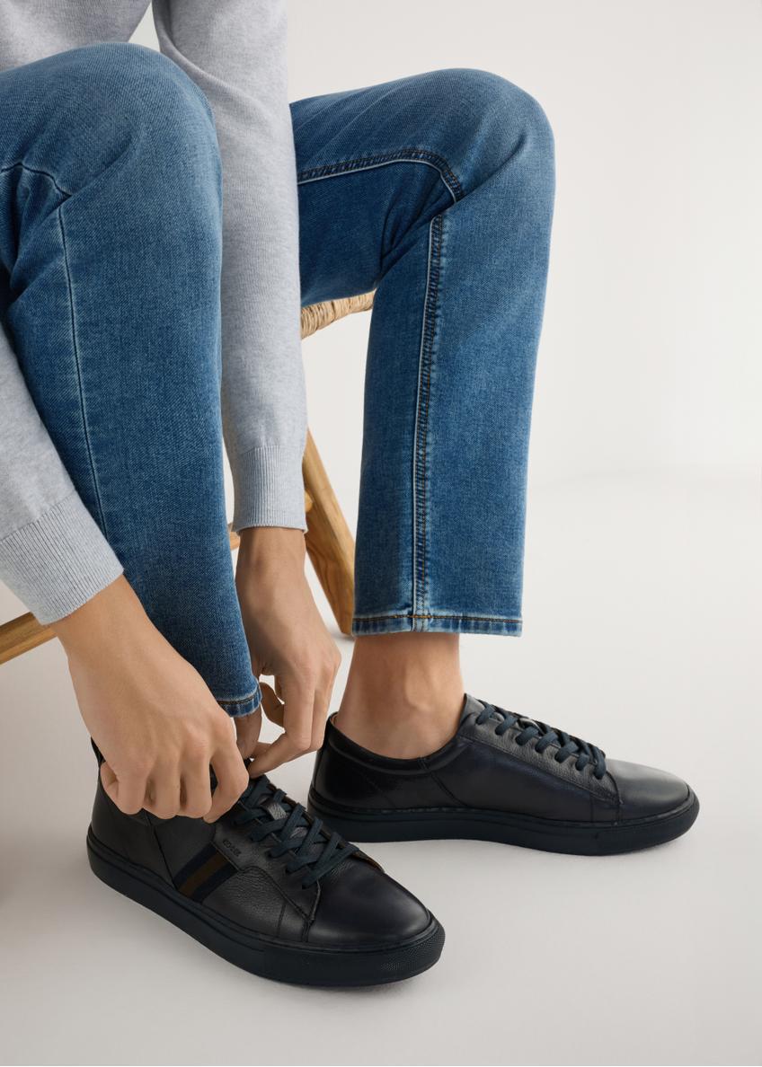 Navy blue men's leather shoes BUTYM-0430A-7E(W26), side view of the product on the model, half of the silhouette visible.