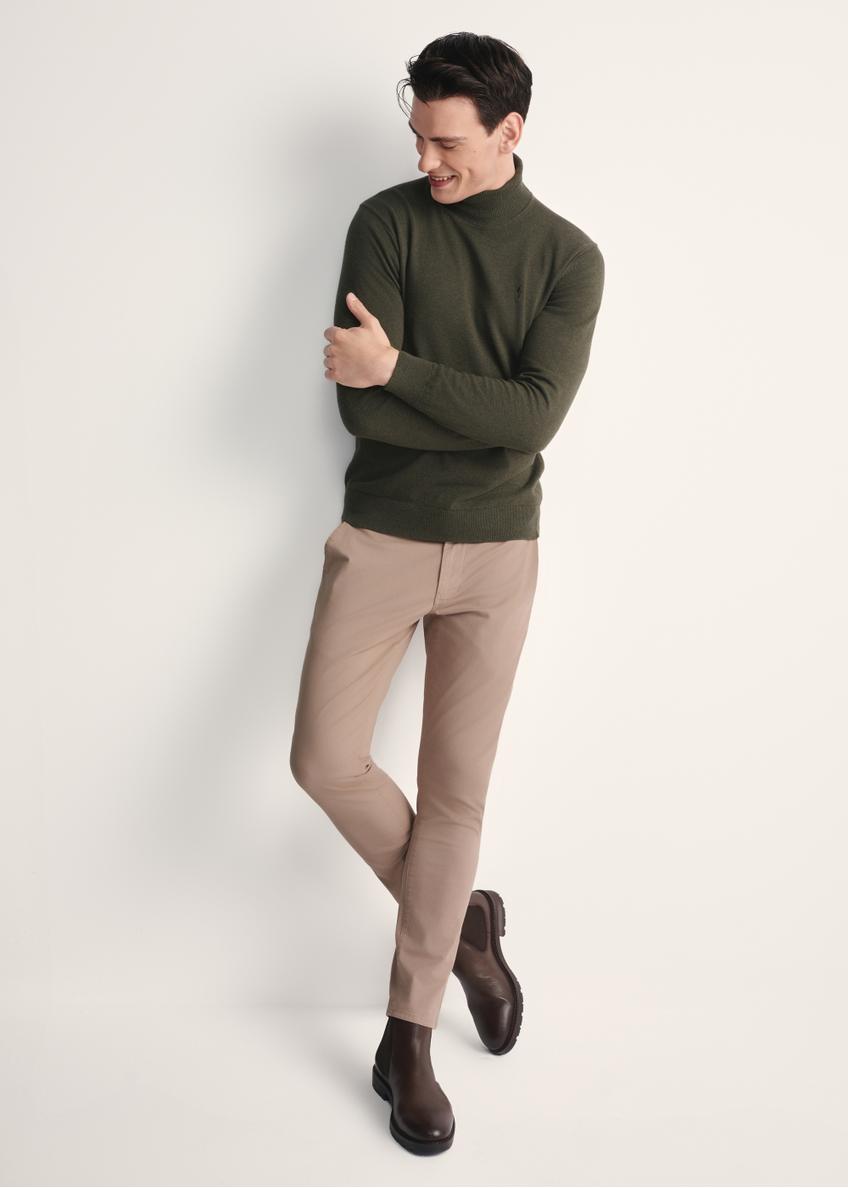Beige men's trousers SPOMT-0103A-24(Z25), front product view on the model. Full silhouette visible.