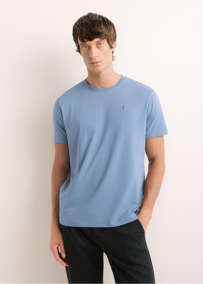 Dark blue men's T-shirt TSHMT-0120-7C(Z26), front view of the product on a model. Half-body shot.
