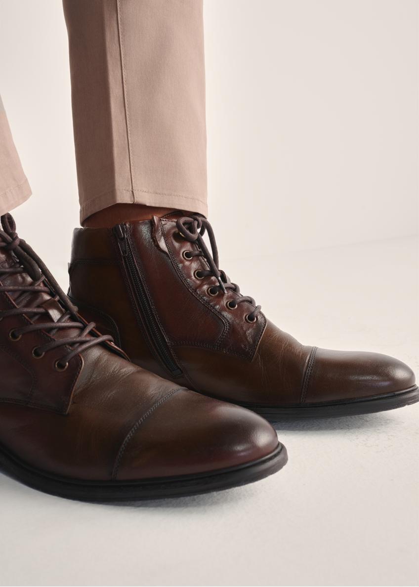 Brown men's ankle boots BUTYM-0404B-89(Z25), product view on model's feet against a light background.