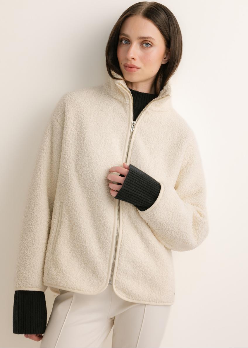 Cream-colored women's zip-up sweatshirt BLZDT-0126-0B(Z26); front view of the product on a model. Half-body shot.