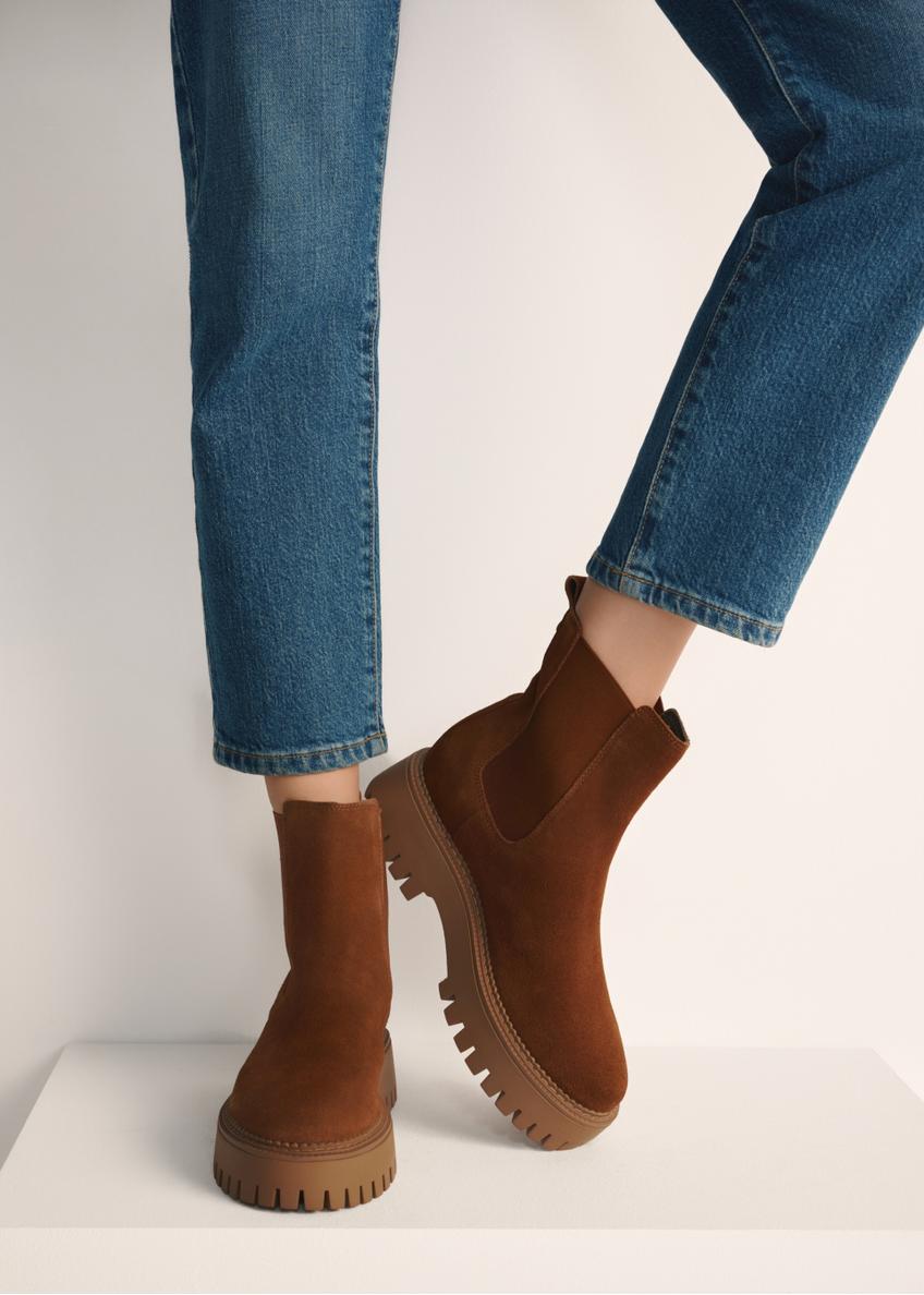 Women's suede Chelsea boots BUTYD-1182-88(Z25), product view on the model's feet against a light background.