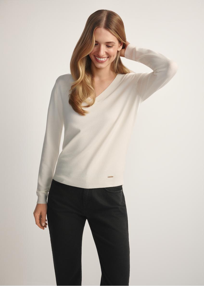 Cream V-neck sweater SWEDT-0201-0B(W26), front view of the product on the model. Half of the silhouette visible.