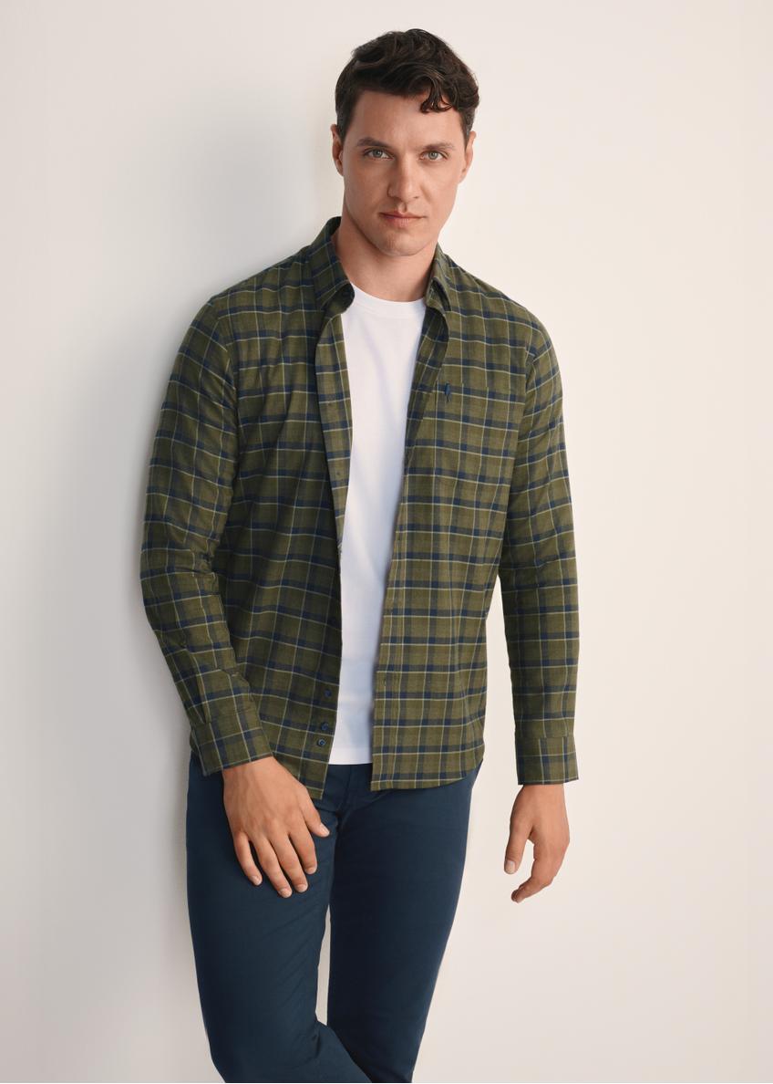 Men's khaki checkered shirt KOSMT-0333-55(Z25), front view of the product on the model. Half of the silhouette visible.