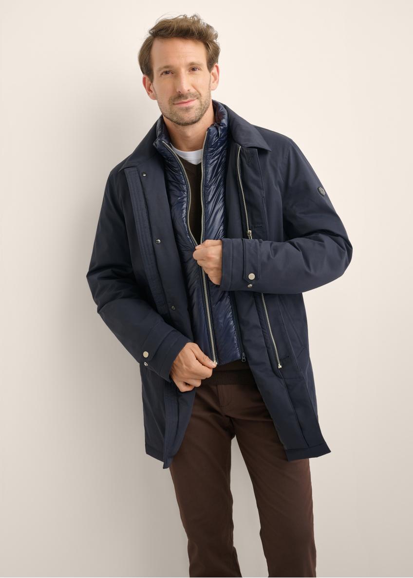 Dark navy men's winter jacket KURMT-0438-7E(Z26), front product view on model. Half silhouette visible.