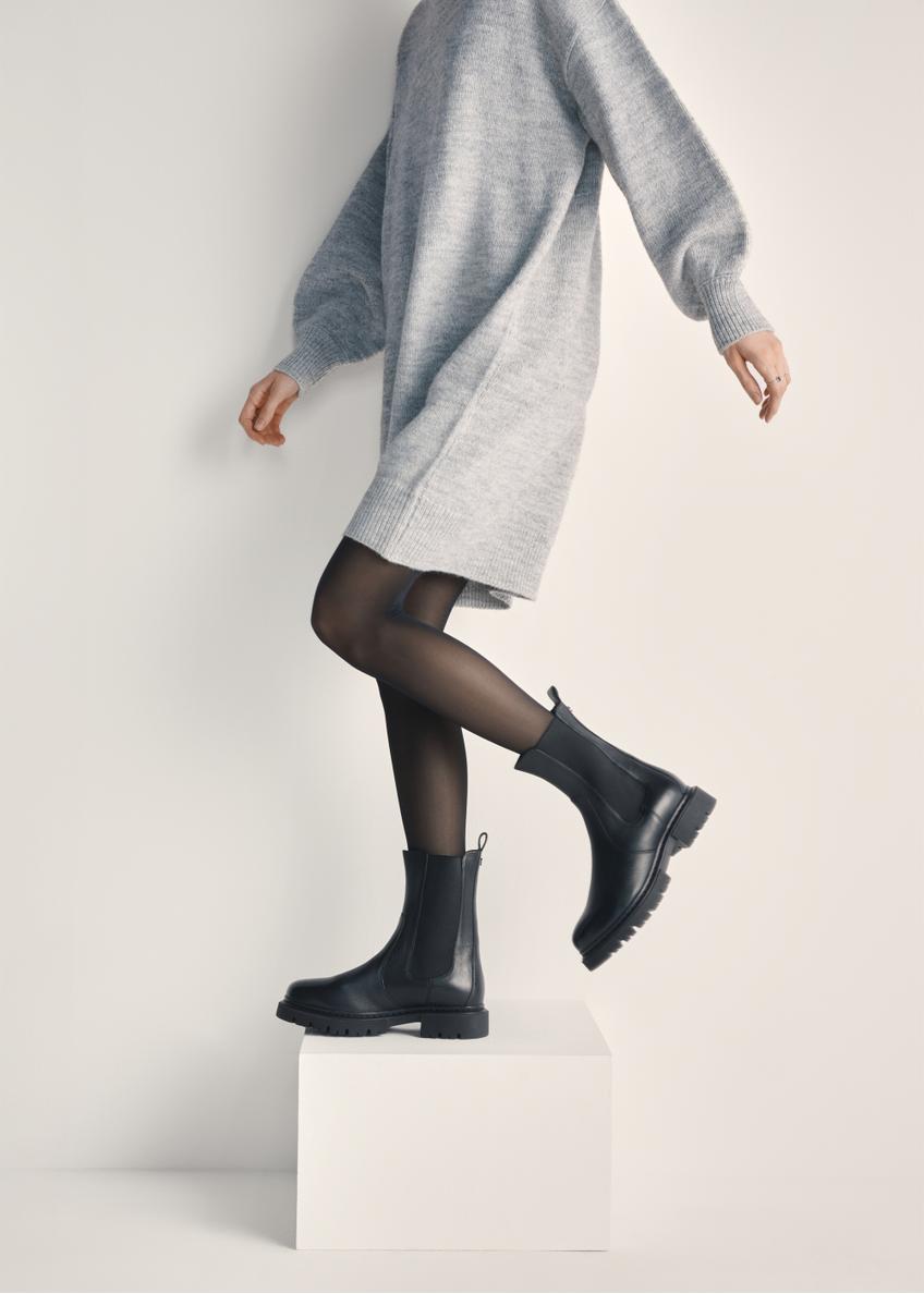 Women's black leather Chelsea boots BUTYD-1092-99(Z25), product view on the model's feet against a light background.