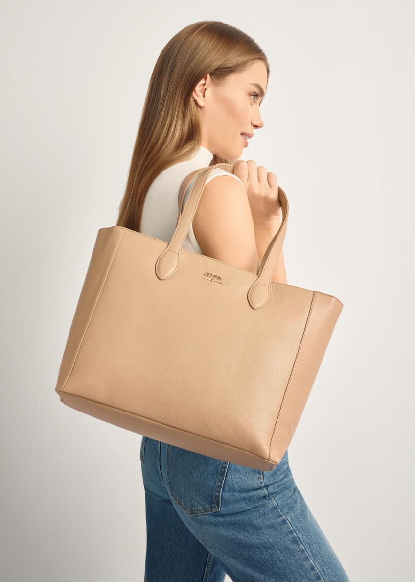 Beige leather women's shopper bag TORES-0971F-1B(W26), front view of the product on the model, half of the silhouette visible.