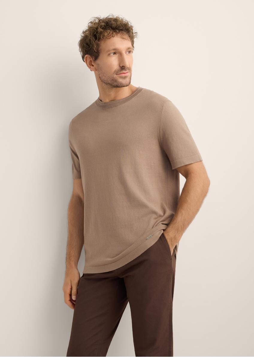 Men's silk-blend T-shirt TSHMT-0157-1K(Z26), front view of the product on the model. Half of the silhouette visible.