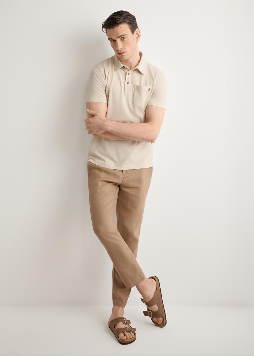 Men's camel linen trousers SPOMT-0119-1D(W26), front view of the product on the model. Full silhouette visible.