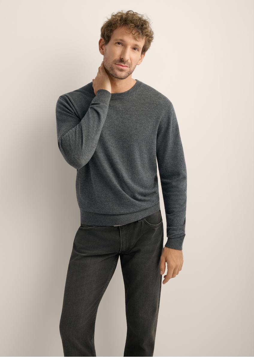 Dark navy blue men's wool sweater SWEMT-0200-7E(Z26). Front view of the product on a model. Half-body view.