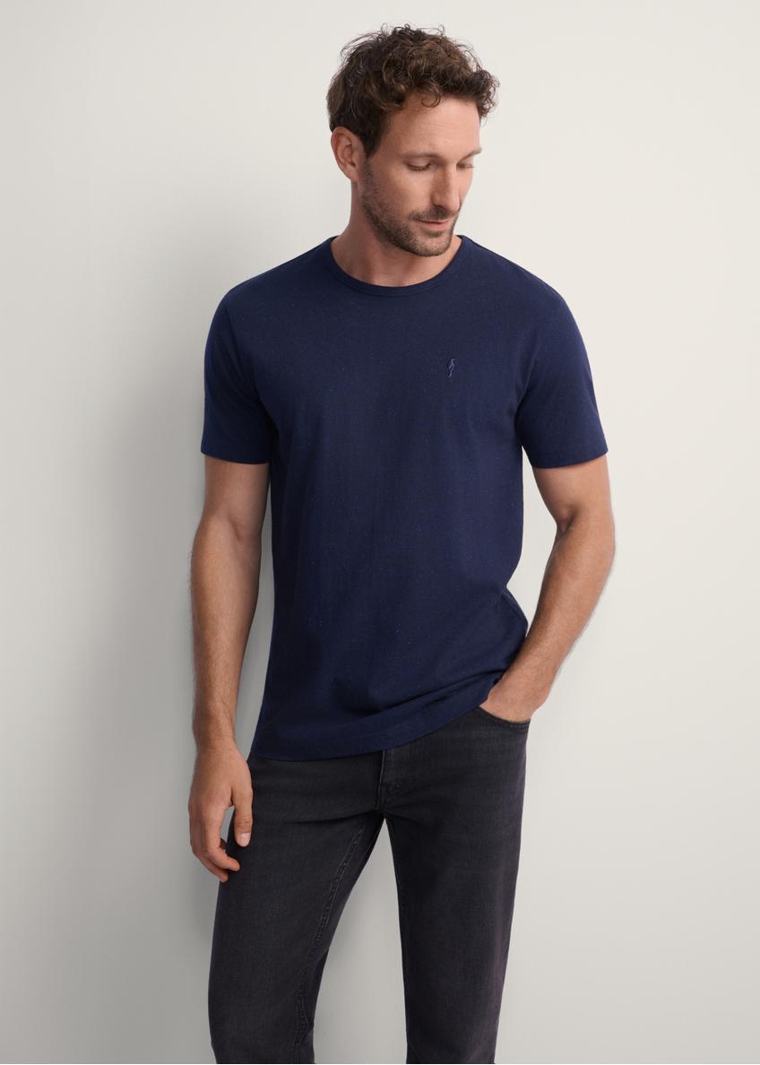 Men's navy blue T-shirt TSHMT-0130-68(Z25), front view of the product on the model. Half of the silhouette visible.