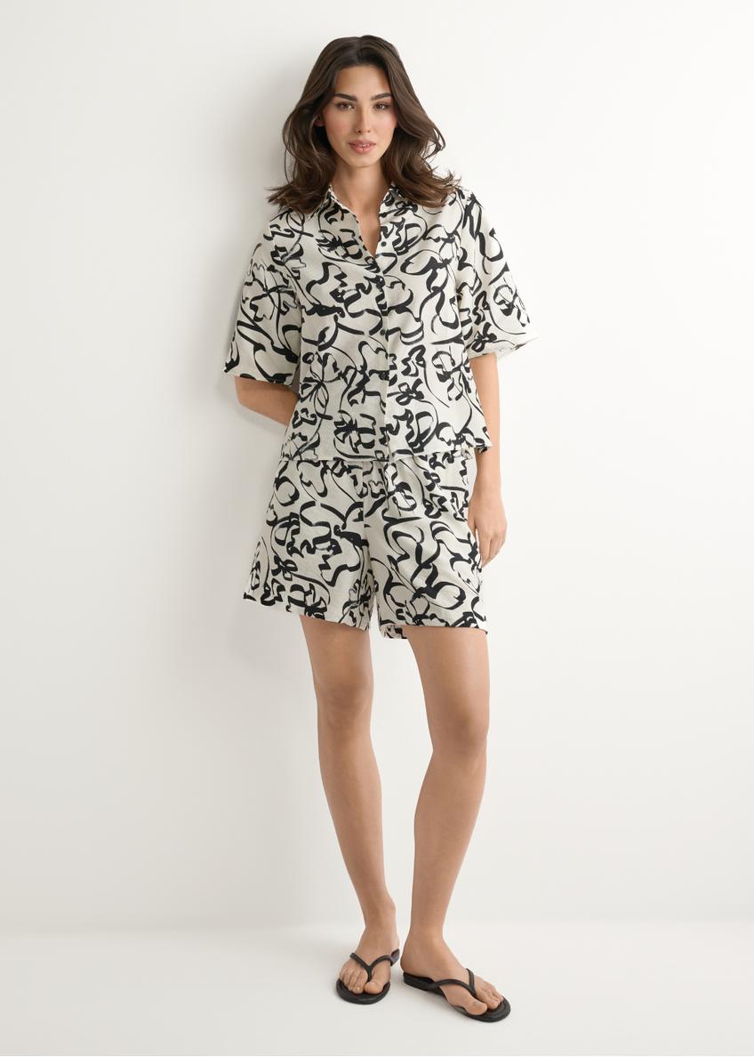 Women's cream patterned shorts SZODT-0020-1P(W26), front view of the product on the model. Full body visible.