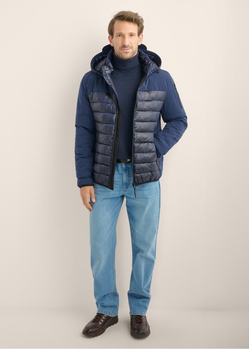 Men's dark navy quilted jacket KURMT-0429-7E(Z26), front product view on model. Full body visible.