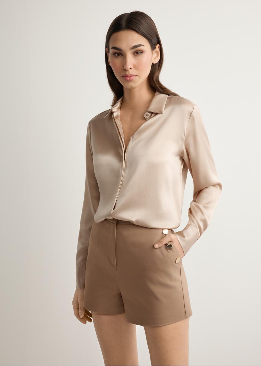 Women's elegant camel shorts SZODT-0018-1D(W26), front view of the product on the model. Half of the silhouette visible.