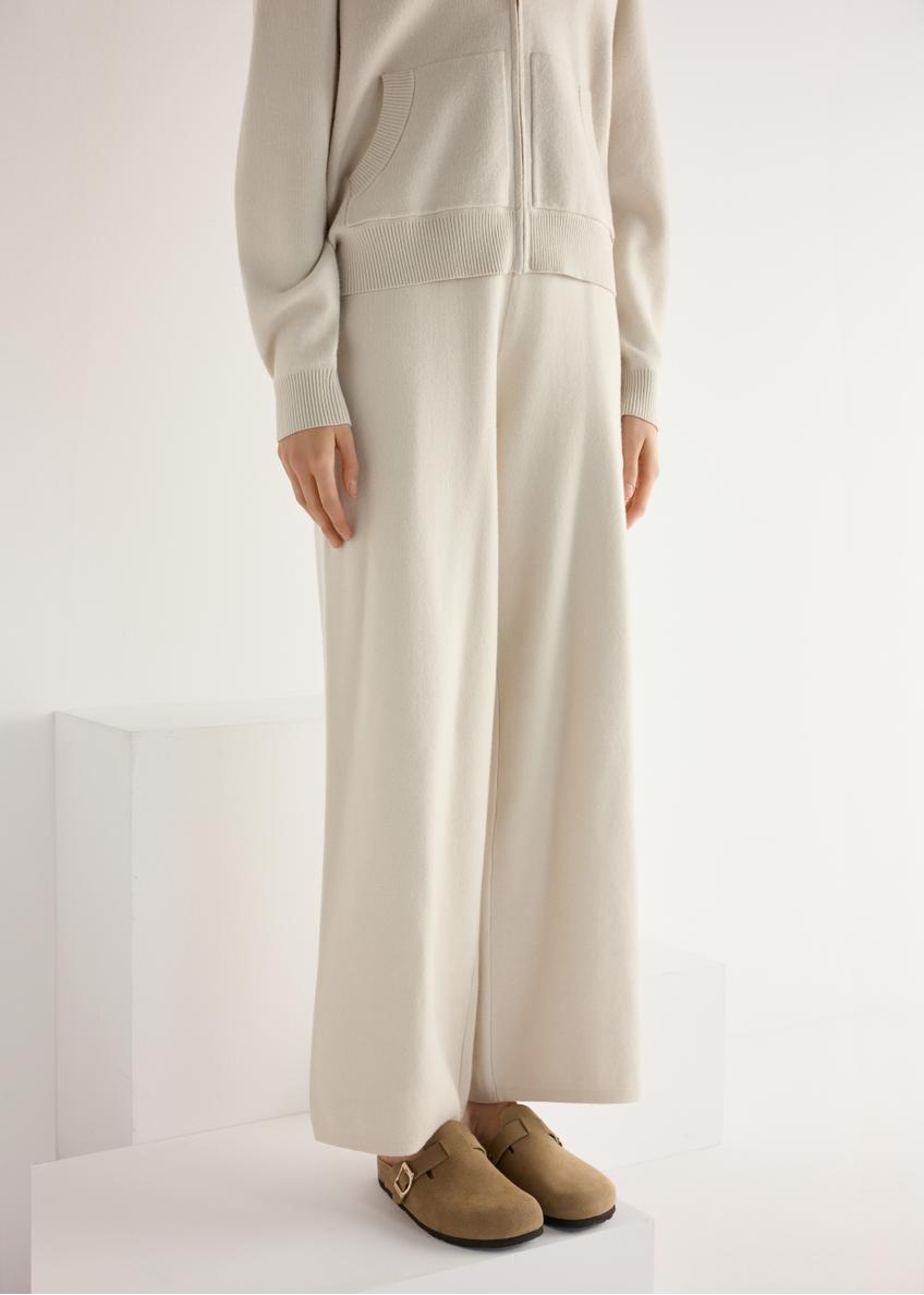 Women's suede flip-flops in cool beige color BUTYD-1267-1K(W26), diagonal view of the product on the model's feet.