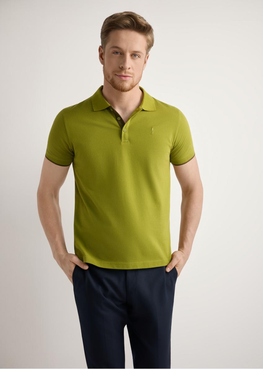 Olive cotton polo shirt POLMT-0045B-8E(W26), front view of the product on the model. Half of the silhouette visible.