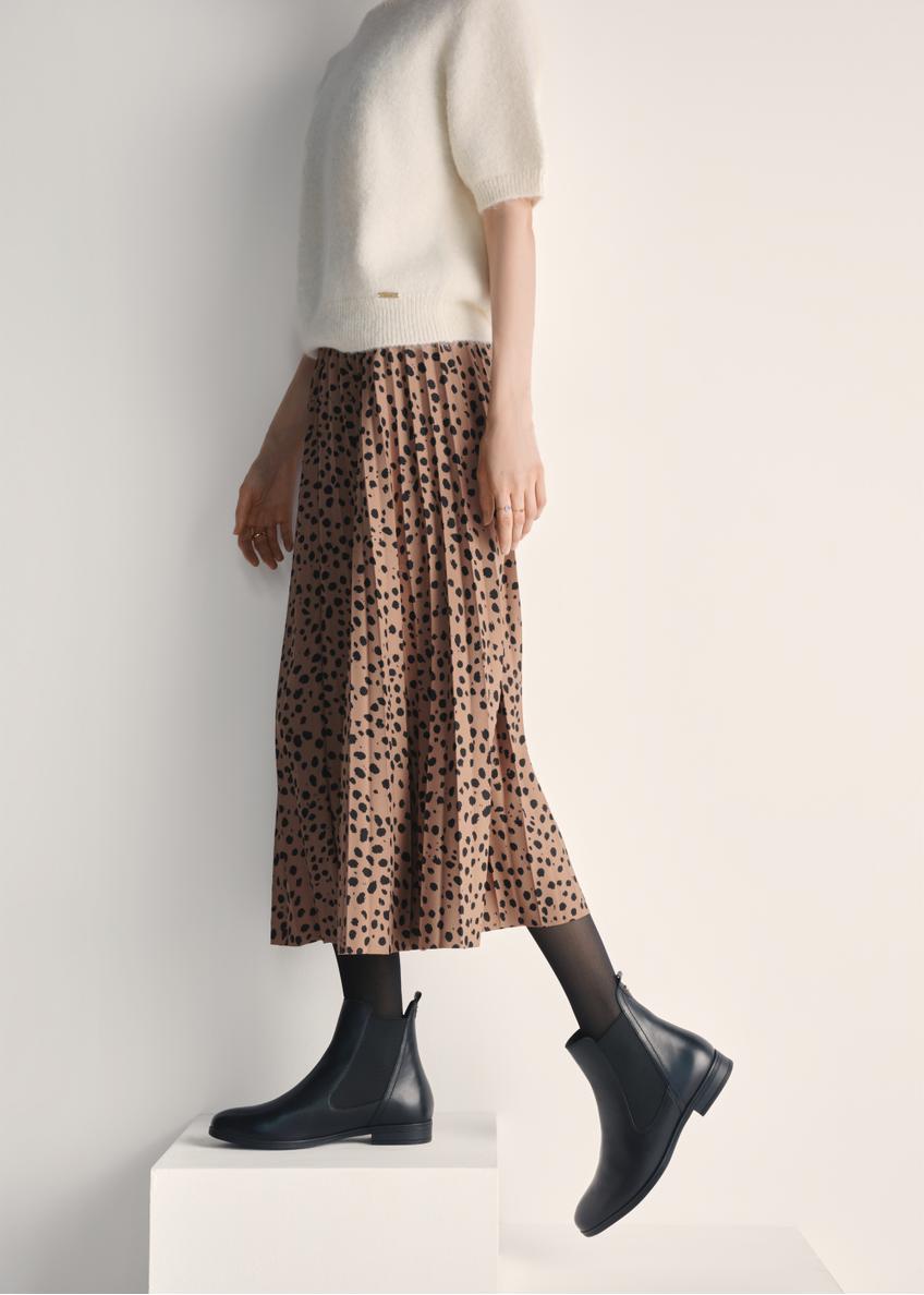 Classic women's leather ankle boots BUTYD-1009-99(Z25), product view on the model's feet against a light background.