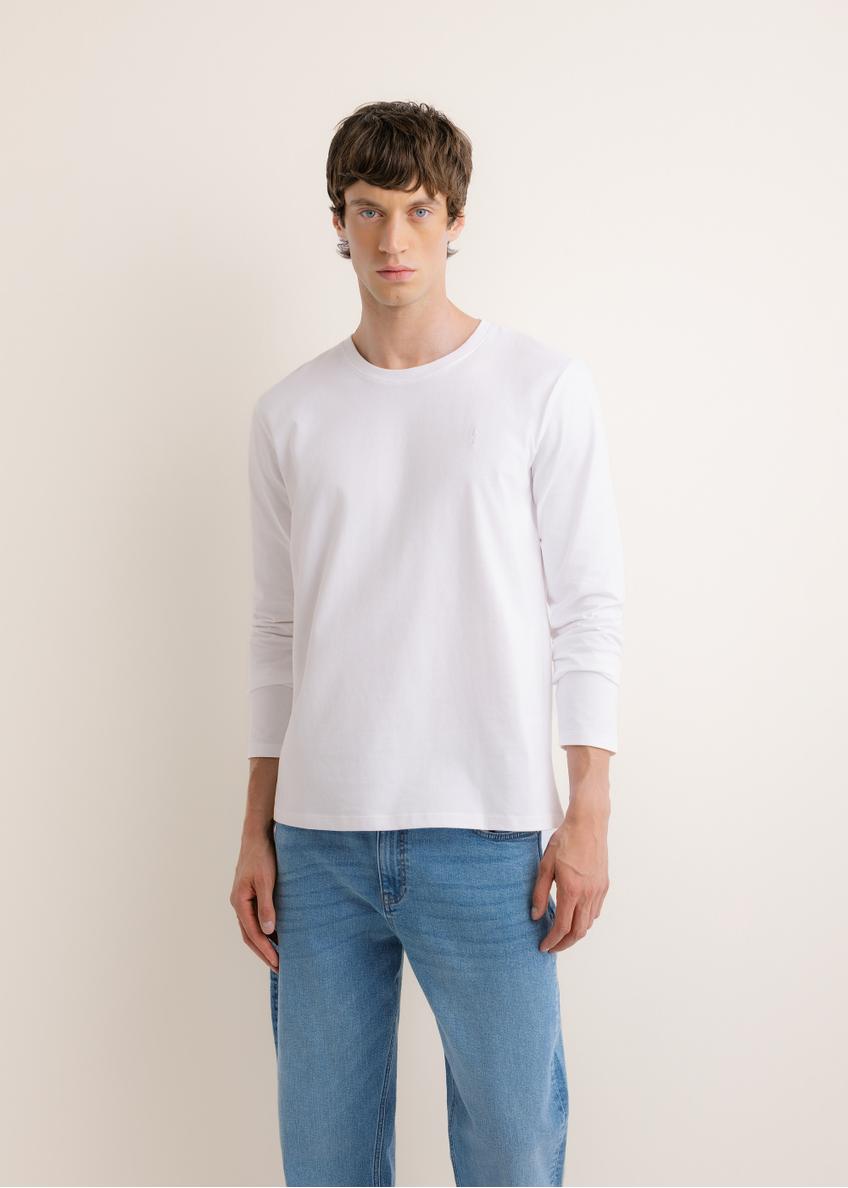 White cotton men's longsleeve LSLMT-0013-0A(Z26), front view of the product on the model. Half of the silhouette visible.