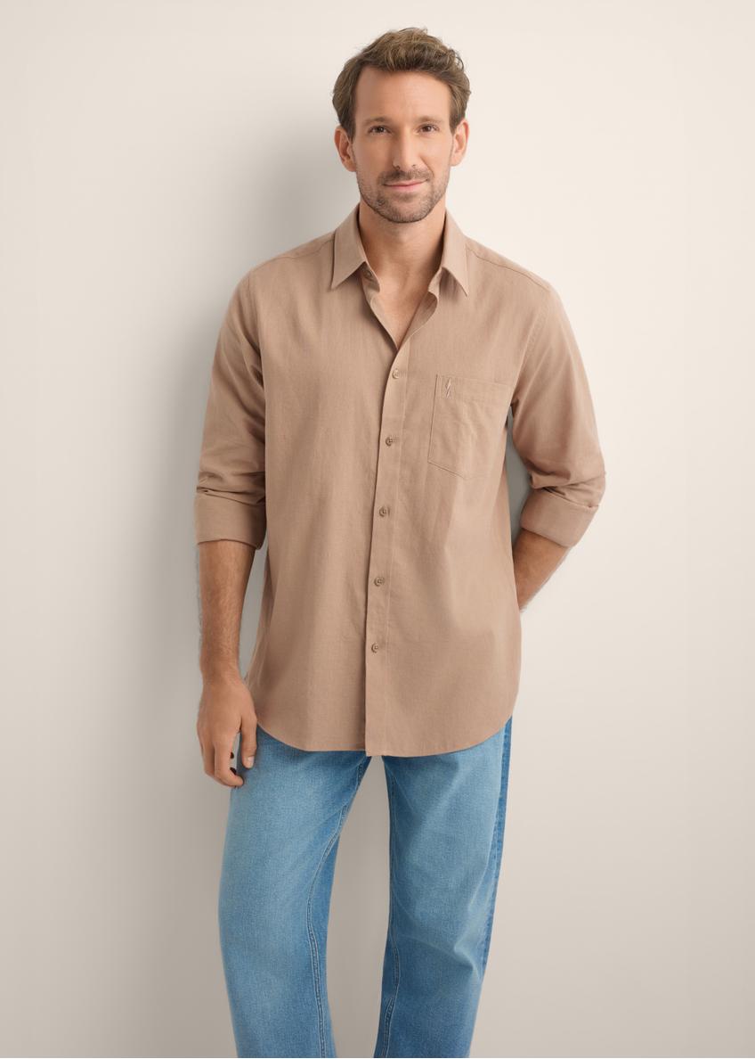 Men's linen-blend shirt in camel color KOSMT-0379-1D(W26) - front view of the product, on a model, against a light background. Half of the silhouette visible.