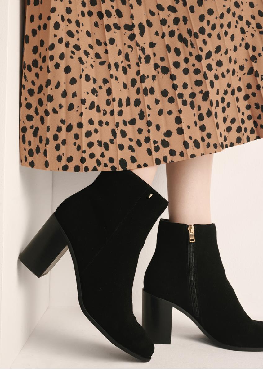 Black suede women's ankle boots BUTYD-1213-98(Z25), product view on model's feet against a light background.
