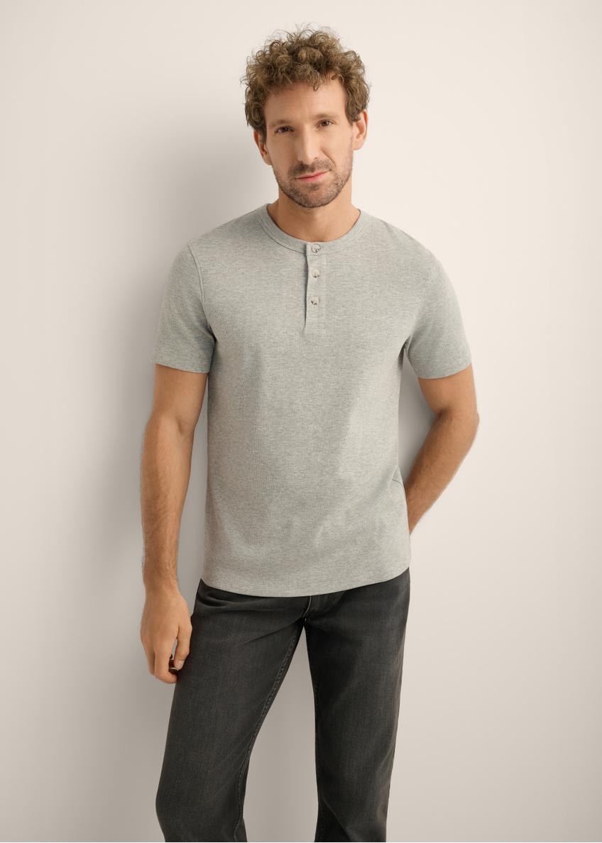 Men's gray ribbed t-shirt TSHMT-0159-9B(Z26), front view of the product on the model. Half of the silhouette visible.