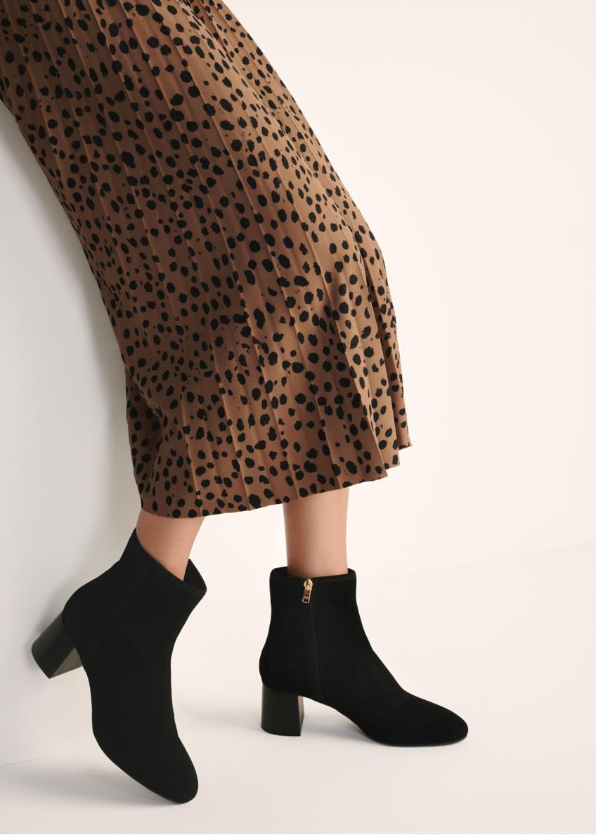 Black suede high-heeled ankle boots BUTYD-1218-99(Z25), product view on model's feet against a light background.
