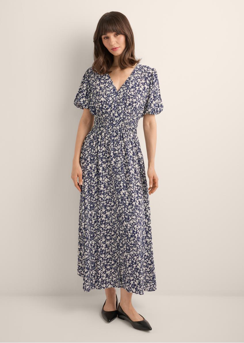 Long floral dress in navy blue SUKDT-0191-7I(W26), front view of the product on the model. Full body visible.
