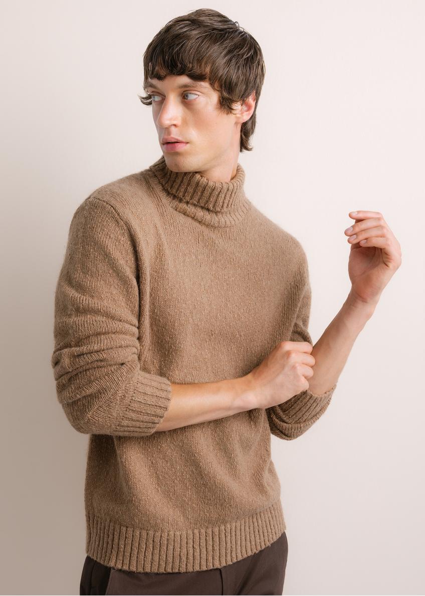 Men's turtleneck sweater in camel color SWEMT-0209-1D(Z26), diagonal product view on model. Half of the silhouette visible.