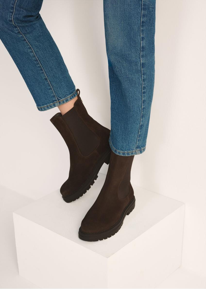 Women's brown leather Chelsea boots BUTYD-1010A-89(Z25), product view on model's feet against a light background.