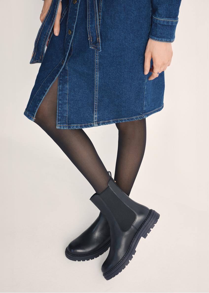 Black leather women's ankle boots BUTYD-1010-99(Z24), product view on model's feet against a light background.