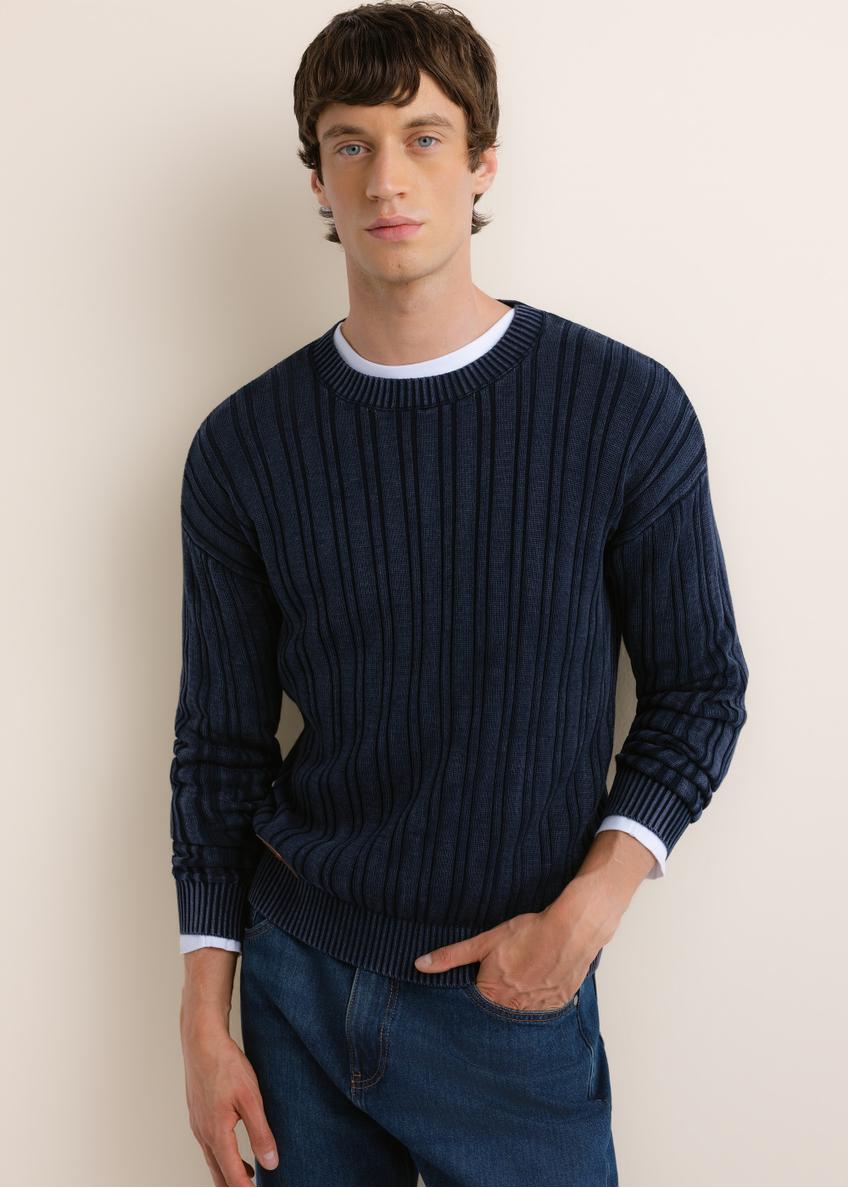 Navy blue cotton men's sweater SWEMT-0211-7E(Z26), front view of the product on the model. Half of the silhouette visible.