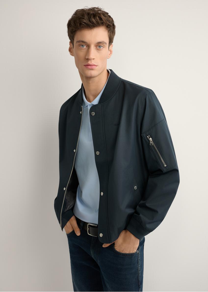 Men's navy blue transitional jacket KURMT-0403-7D(W26), side view of the product on the model. Half of the silhouette visible.