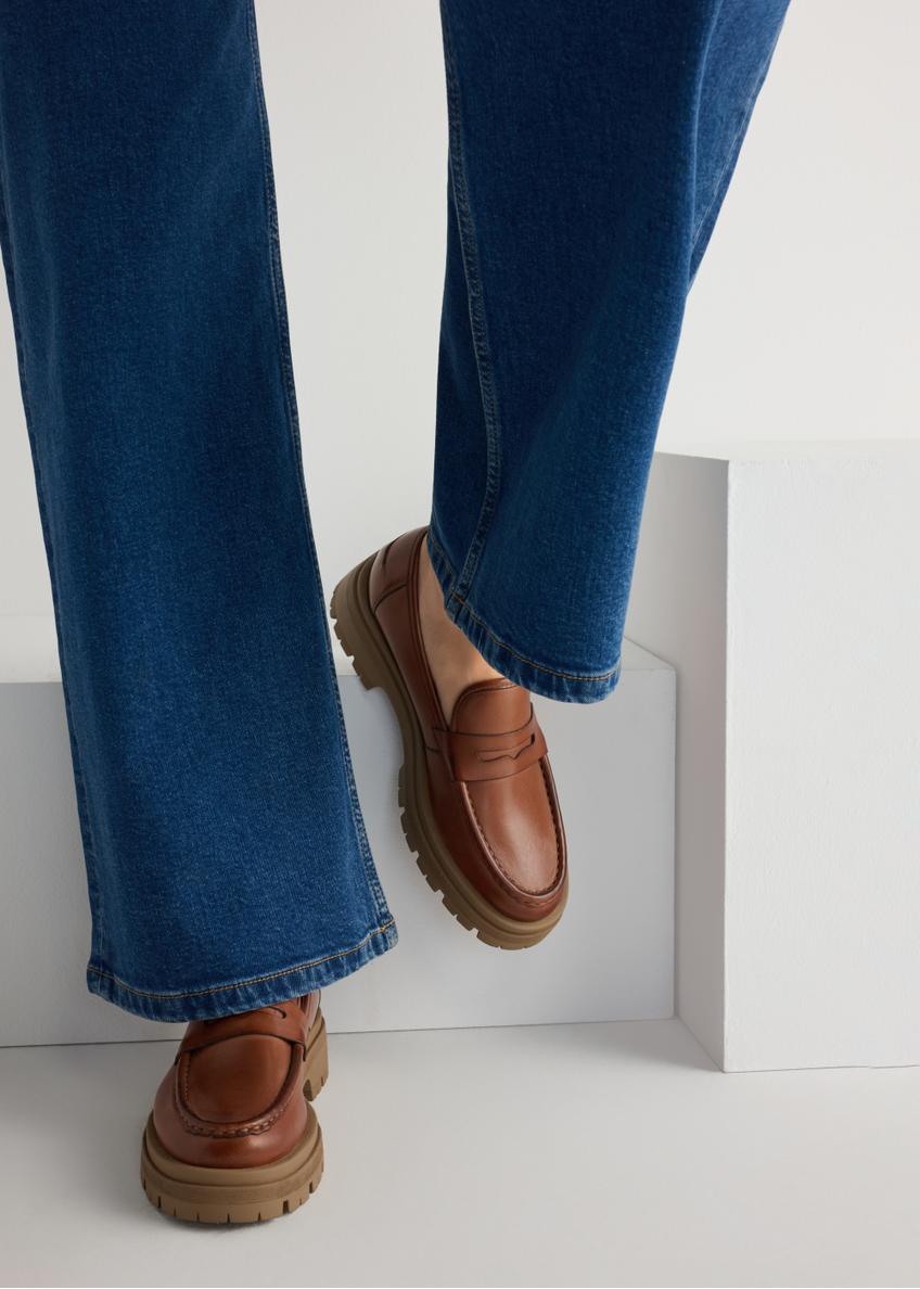 Cognac leather platform loafers BUTYD-1069-1F(W26), front view of the product on the model, half of the silhouette visible.