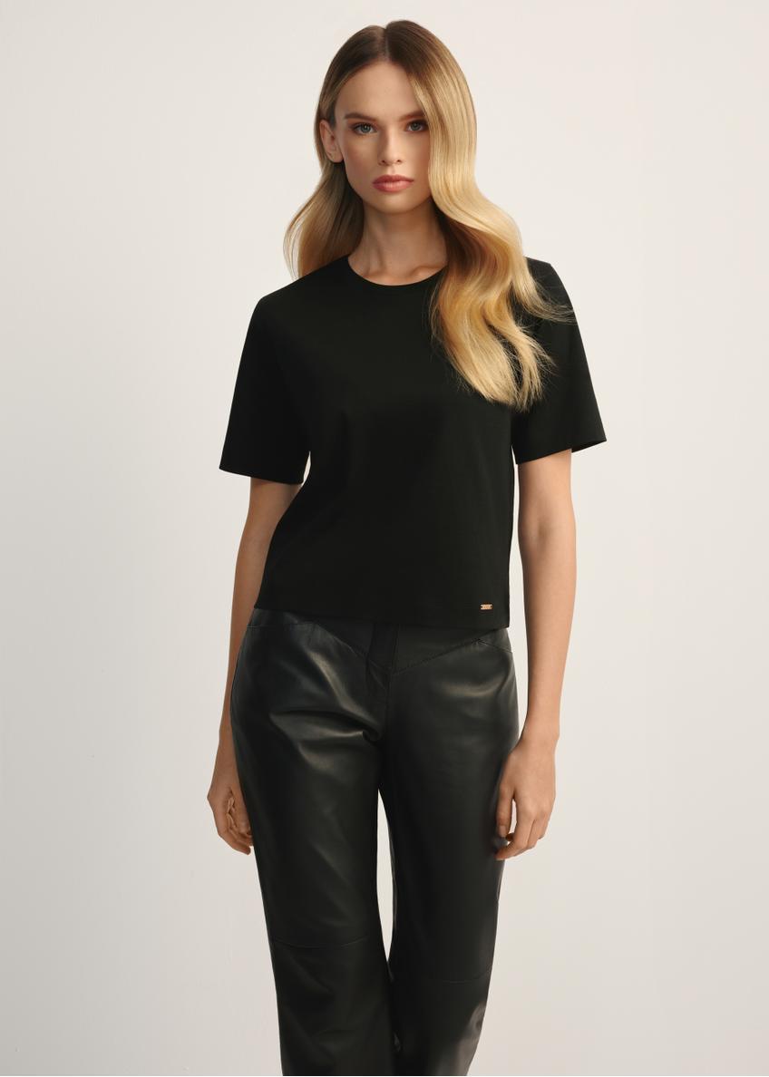 TSHDT-0147-99(Z25) mercerized cotton short-sleeved T-shirt. Front view of the product on the model. Half of the silhouette visible.