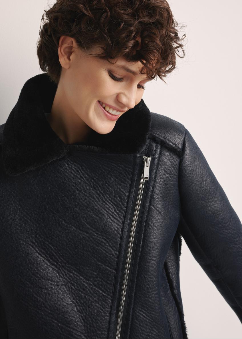 Black short women's sheepskin coat KOZDP-0001A-99(Z24), close-up of the product detail on the model.