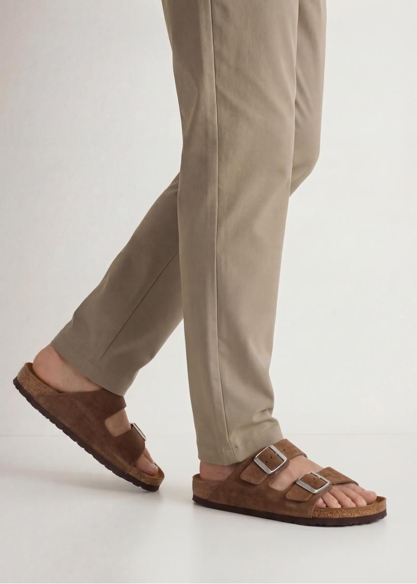 Men's leather camel flip-flops BUTYM-0495-1D(W26), side view of the product on the model's feet.