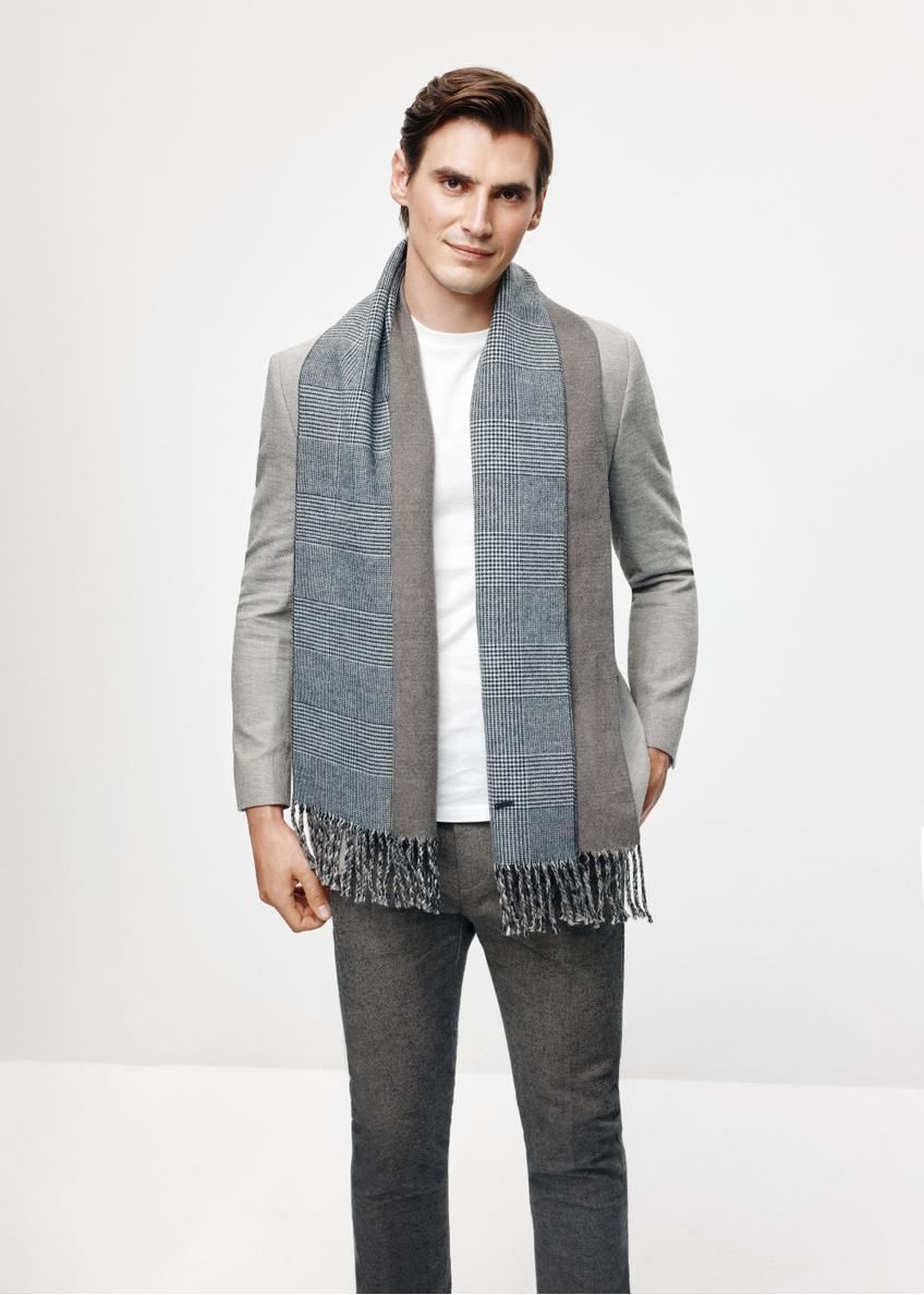 Men's gray checkered scarf SZAMT-0081A-98(Z25) - front product view of the model against a white background. Full body visible.