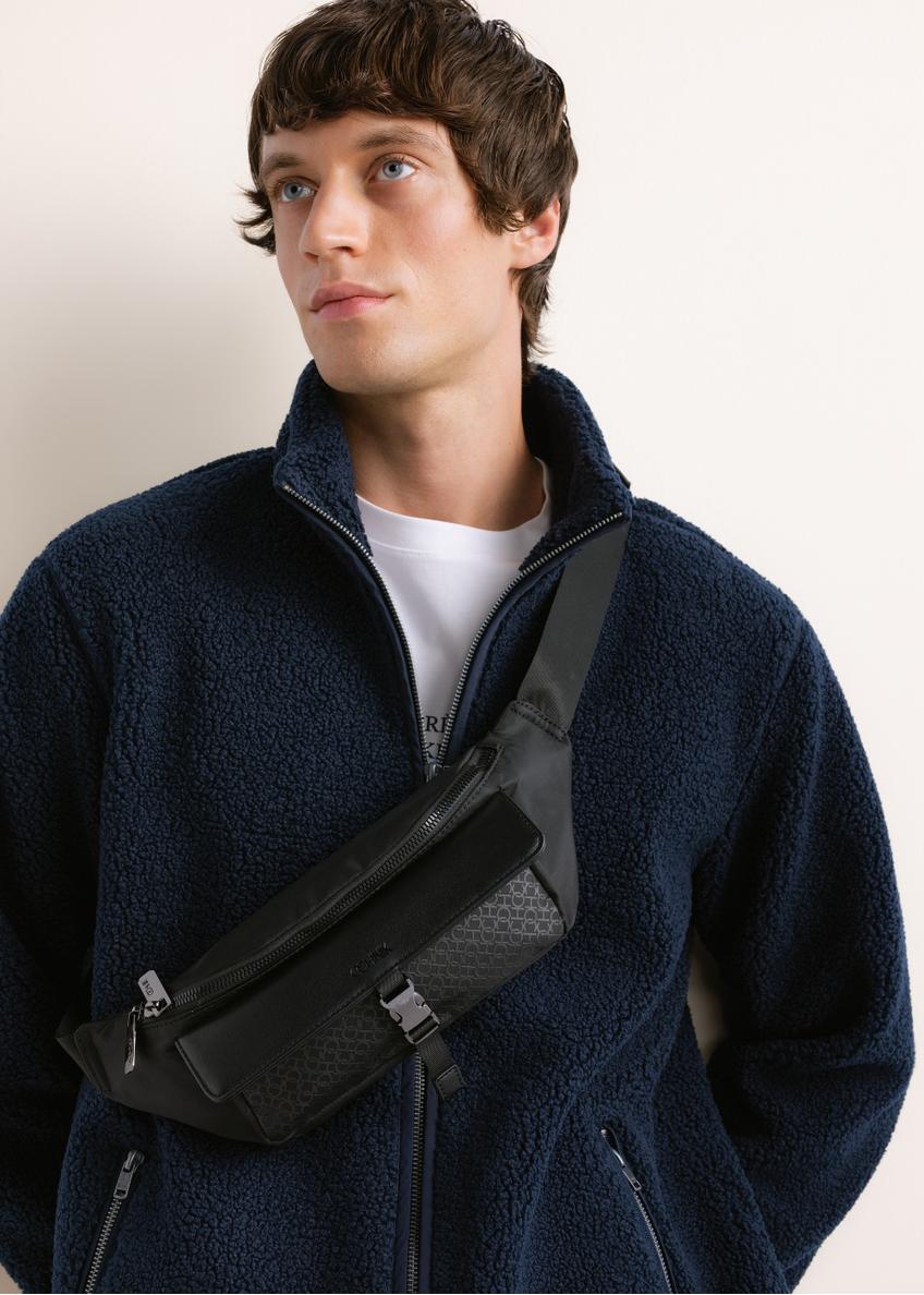 Men's black pouch TORMN-0446-9P(Z26), front view of the product on a model.