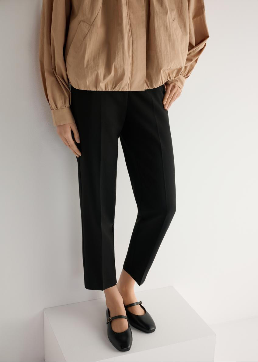 Black leather ballet flats with a belt BUTYD-1145-99(W25), product view from the front on the model, half of the silhouette visible.