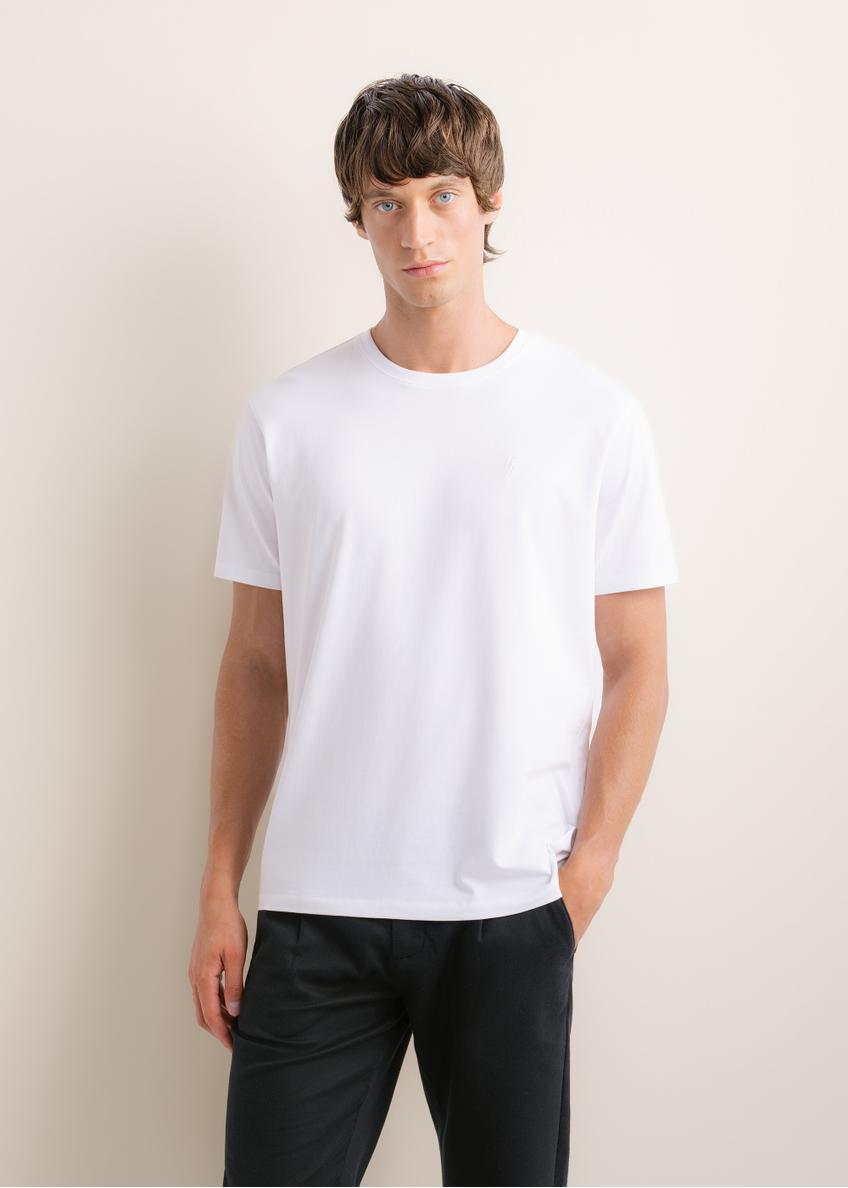 Men's white T-shirt TSHMT-0120-0A(Z26), front view on a model. Half-body shot.