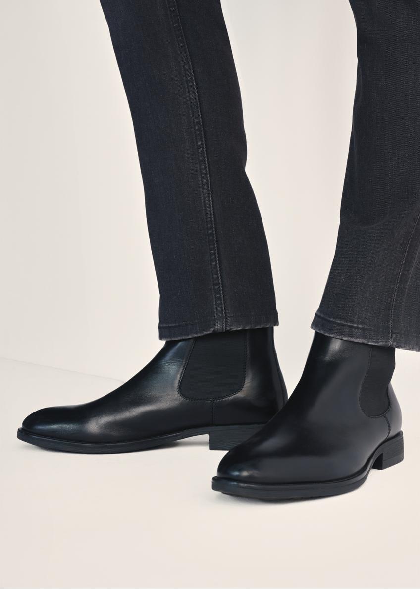 Men's black leather Chelsea boots BUTYM-0463-99(Z25), product view on model's feet against a light background.