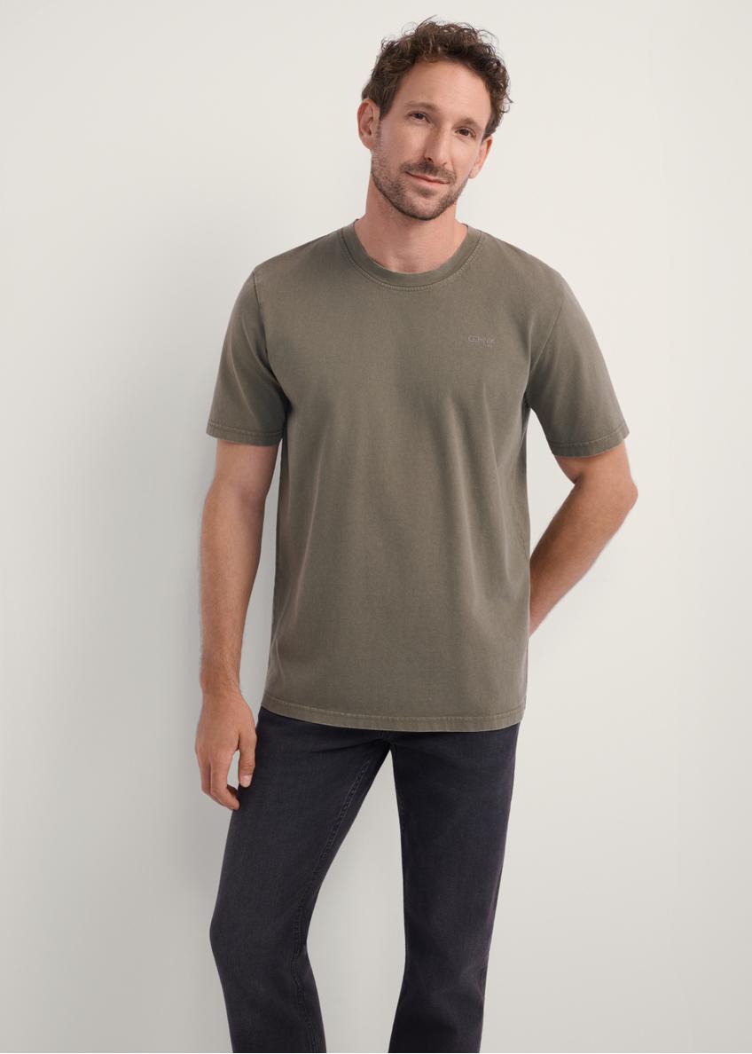 Men's khaki T-shirt TSHMT-0134-55(Z25), front view of the product on the model, half of the silhouette visible.