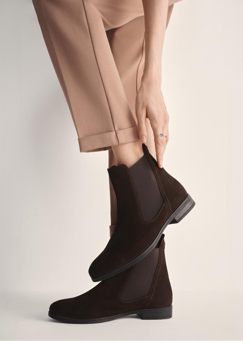 Women's brown suede ankle boots BUTYD-1009-89(Z25), product view on the model's feet against a light background.