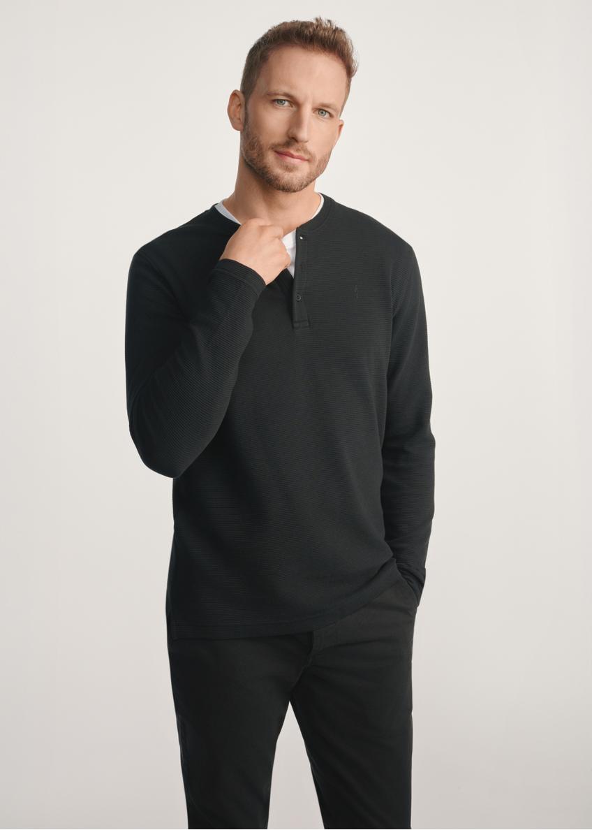 Black men's longsleeve LSLMT-0007-99(Z24), front view of the product on the model, half of the silhouette visible.